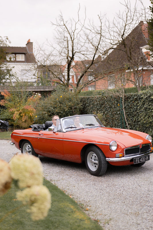 Voiture de mariage MG B rouge dans le Nord–Pas-de-Calais