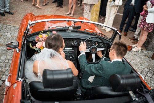 Cabriolet MG B rouge pour arrivée des mariés près de Lille