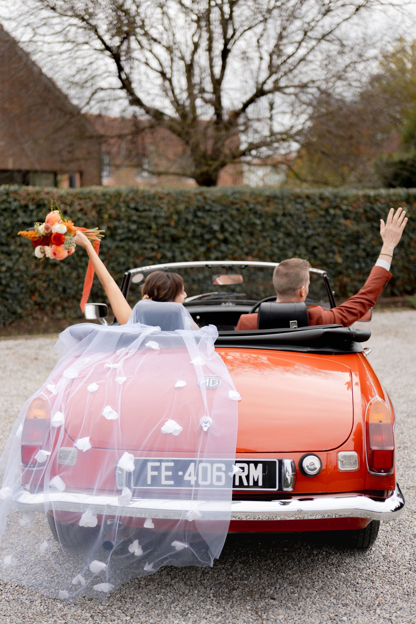 Location voiture vintage rouge pour cérémonie de mariage pas de calais